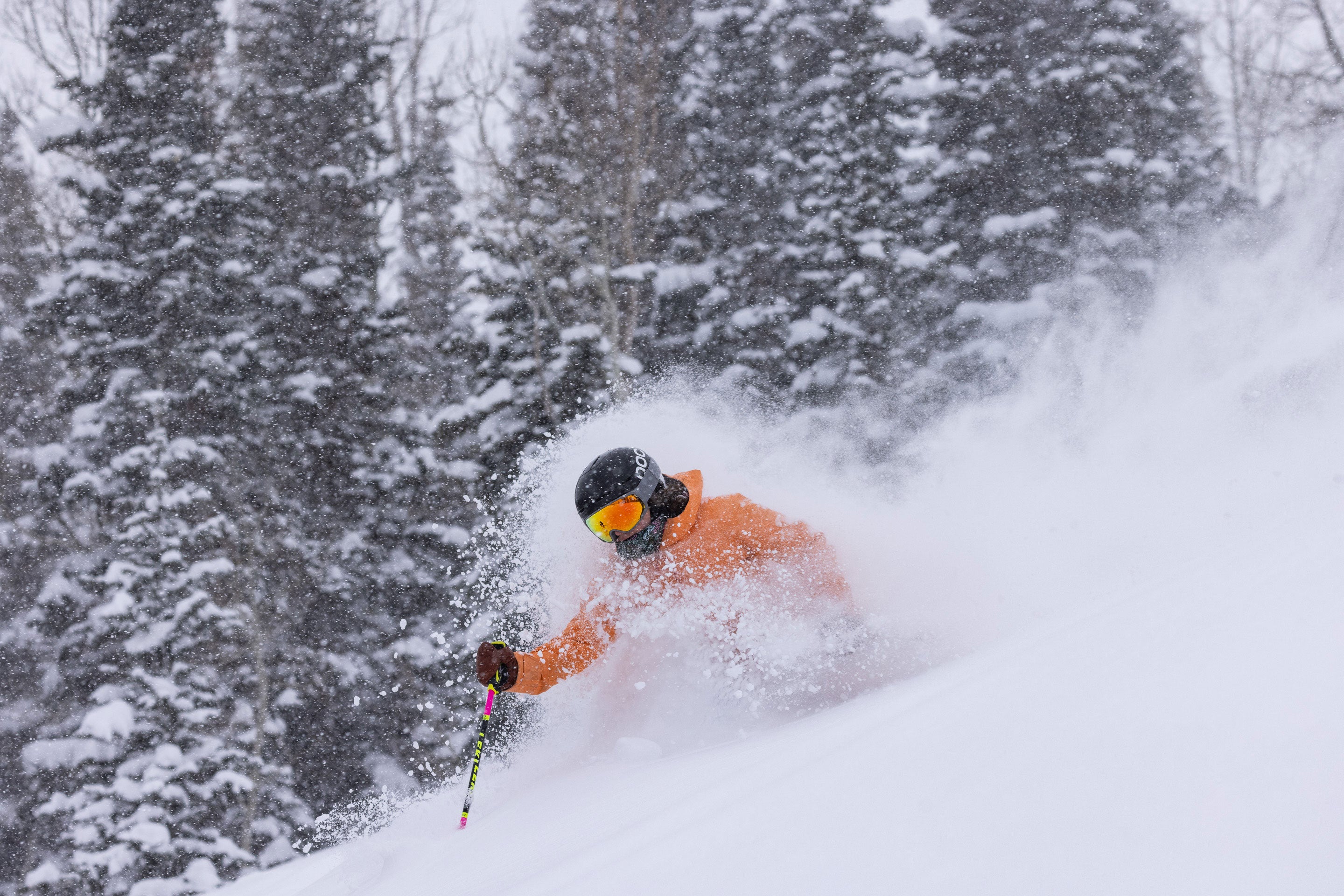 Skier skiing in powder at Deer Valley on their powder package rental from Skis on the Run